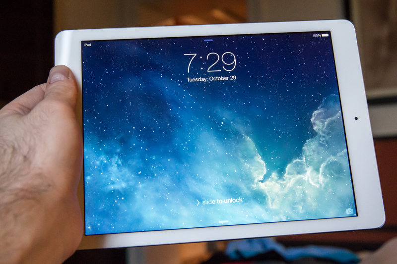 Ipad air обзоры. IPAD Air 2. IPAD Air 2013. Планшет в руках. Планшет Air 128 ГБ.