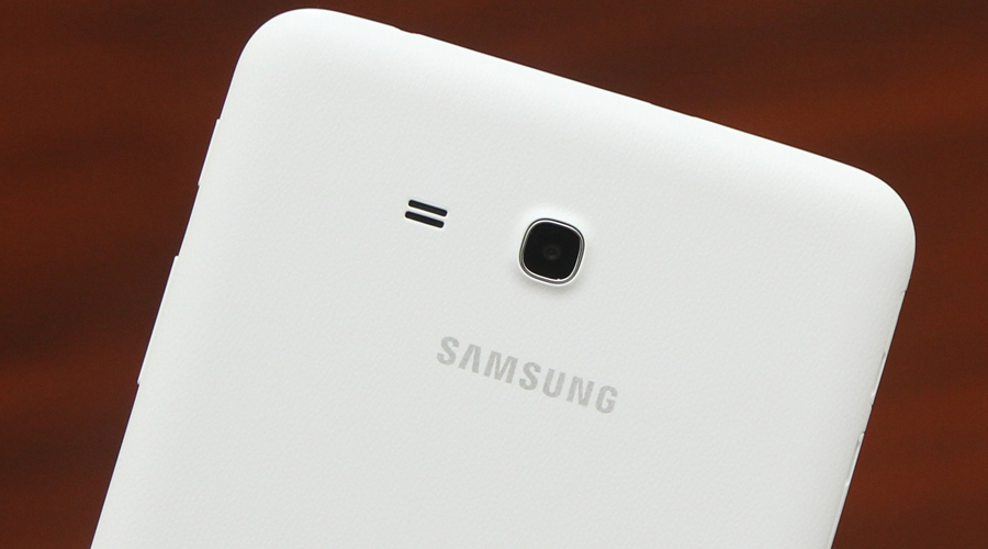 <p>Lưu giữ những h&igrave;nh ảnh quan trọng, đ&aacute;ng nhớ của bạn nhờ camera sau 2 MP</p>