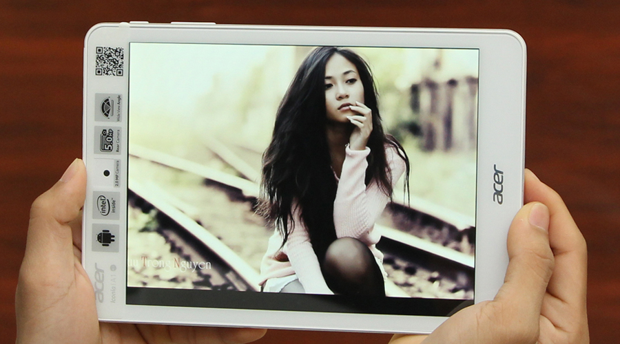 <p>Kh&ocirc;ng gian trải nghiệm h&igrave;nh ảnh, xem clip, lướt web rộng r&atilde;i với m&agrave;n h&igrave;nh 7.9 inch, tấm nền IPS chống ch&oacute;i để bạn sử dụng ngo&agrave;i trời dễ d&agrave;ng</p>