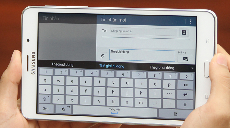 <p>Trang bị khe gắn SIM, kết nối 3G 24/7 v&agrave; c&oacute; thể nhận cuộc gọi, trả lời tin nhắn như một điện thoại thực thụ</p>