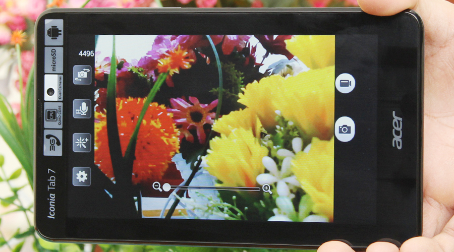 <p>Chụp ảnhv&agrave; chia sẻ ảnh l&ecirc;n Facebook, email&hellip;với camera trước 0.3 MP v&agrave; camera sau 2 MP</p>