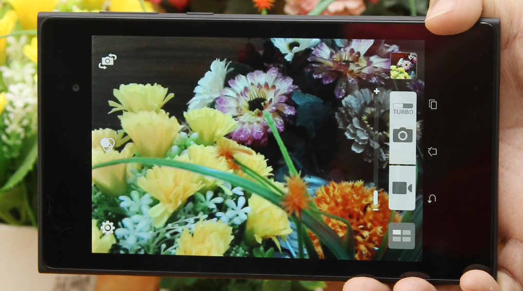 <p>Camera 5MP, quay phim HD tấm ảnh r&otilde; n&eacute;t, m&agrave;u sắc h&agrave;i h&ograve;a v&agrave; lưu giữ khoảnh khắc đ&aacute;ng nhớ, quan trọng.</p>