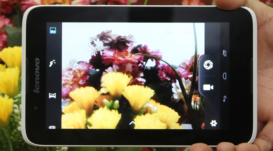 <p>Camera sau 2 MP v&agrave; camera trước 0.3 MP gi&uacute;p bạn chụp ảnh v&agrave; chia sẻ với bạn b&egrave; dễ d&agrave;ng</p>