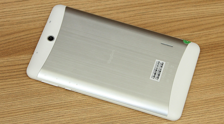 <p>Nắp m&aacute;y bằng nh&ocirc;m thiết kế kiểu phay xước mang đến sự sang trọng v&agrave; chắc chắn, bền bỉ.</p>