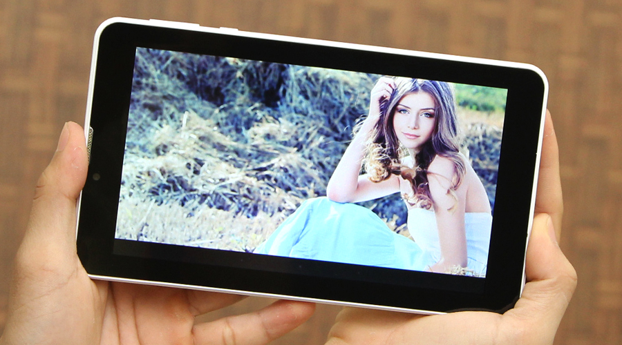 <p>M&agrave;n h&igrave;nh 1024x600 hiển thị h&igrave;nh ảnh s&aacute;ng v&agrave; r&otilde; n&eacute;t cho bạn những gi&acirc;y ph&uacute;t giải tr&iacute;, xem phim th&uacute; vị.</p>