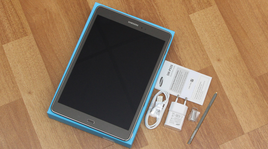 Bộ sản phẩm gồm: Adapter, Sách hướng dẫn, Bút cảm ứng, Cáp Micro USB, Hộp máy