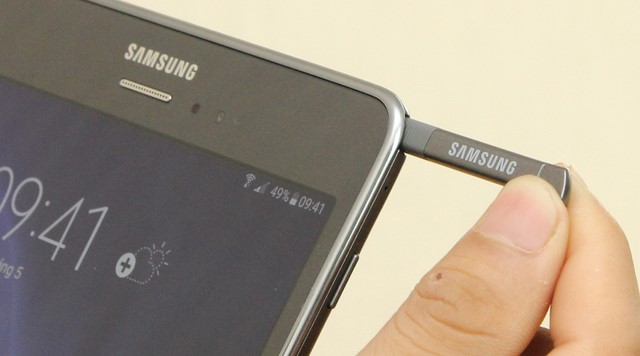 Bút cảm ứng được Samsung thiết kế trên góc phải của máy và được đặt nằm ngang với thân máy