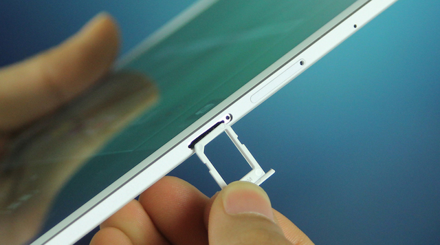 Khe gắn sim nano kế bên khe gắn thẻ nhớ tối đa 128 GB Khe gắn sim nano kế bên khe gắn thẻ nhớ tối đa 128 GB