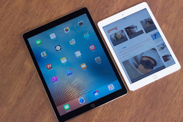 Nếu bạn nghĩ những chiếc iPad trước đây là đã to thì hãy so sánh với iPad Pro 12.9 inch (màu trắng là iPad Air 2) Nếu bạn nghĩ những chiếc iPad trước đây là đã to thì hãy so sánh với iPad Pro 12.9 inch (màu trắng là iPad Air 2)