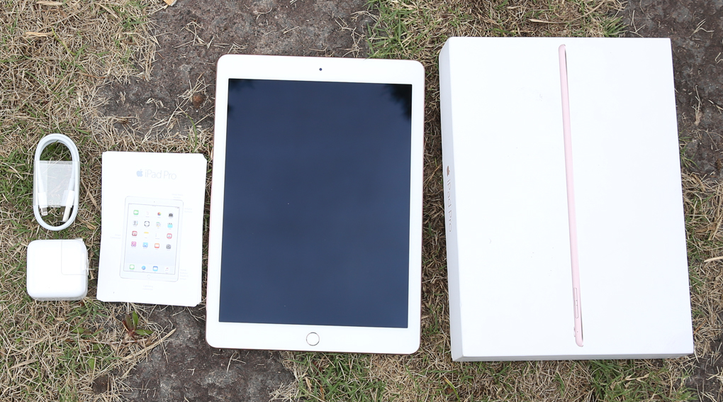 Bộ sản phẩm gồm: Adapter, Sách hướng dẫn, Cáp Lightning, Hộp máy