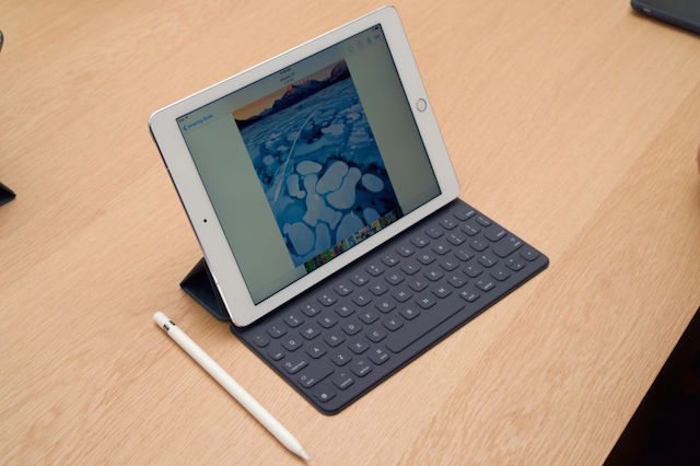 iPad Pro 9.7 inch vẫn có các món phụ kiện đi kèm tiện ích cho người dùng như Apple Pencil