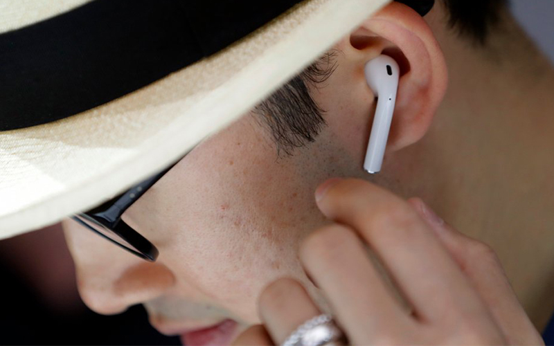 Tai nghe Bluetooth AirPods 2 Wireless charge Apple MRXJ2 Trắng chất liệu mới để bám sát tai người mang sản phẩm Tai nghe Bluetooth AirPods 2 Wireless charge Apple MRXJ2 Trắng chất liệu mới để bám sát tai người mang sản phẩm