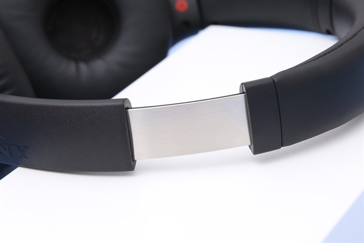 Tai nghe chụp tai không dây Sony Extra Bass WH-XB700 Màu Đen