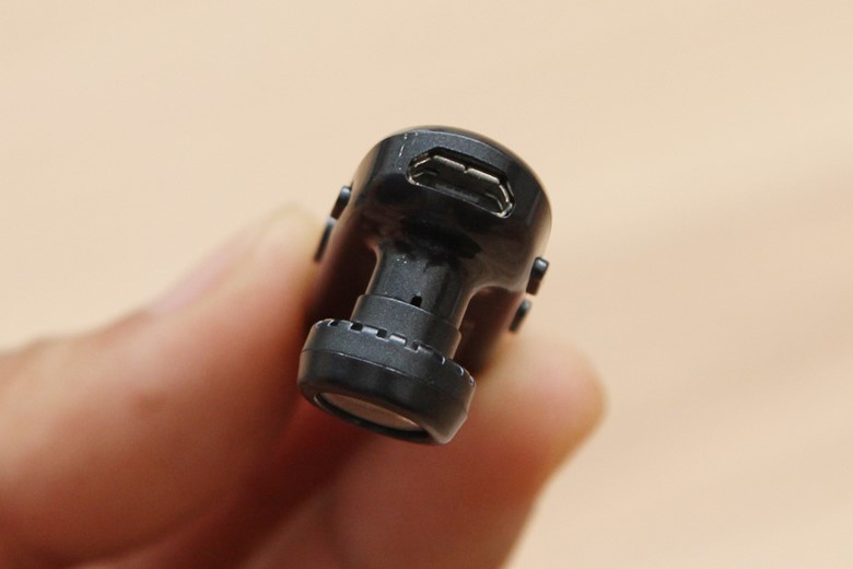 Cạnh trên tai nghe là cổng microUSB dùng sạc pin Cạnh trên tai nghe là cổng microUSB dùng sạc pin