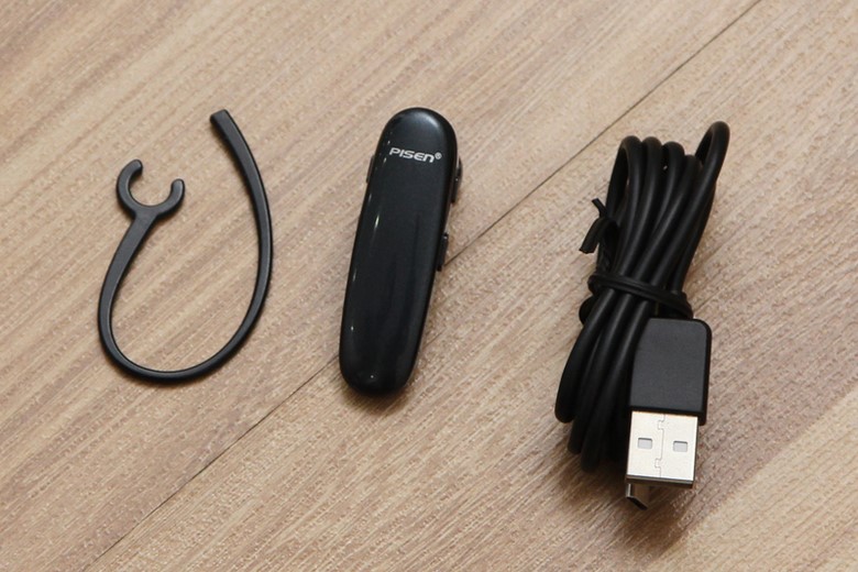 Phụ kiệm đi kèm là tip Bluetooth để fit với tai của người đeo cùng cáp sạc microUSB Phụ kiệm đi kèm là tip Bluetooth để fit với tai của người đeo cùng cáp sạc microUSB