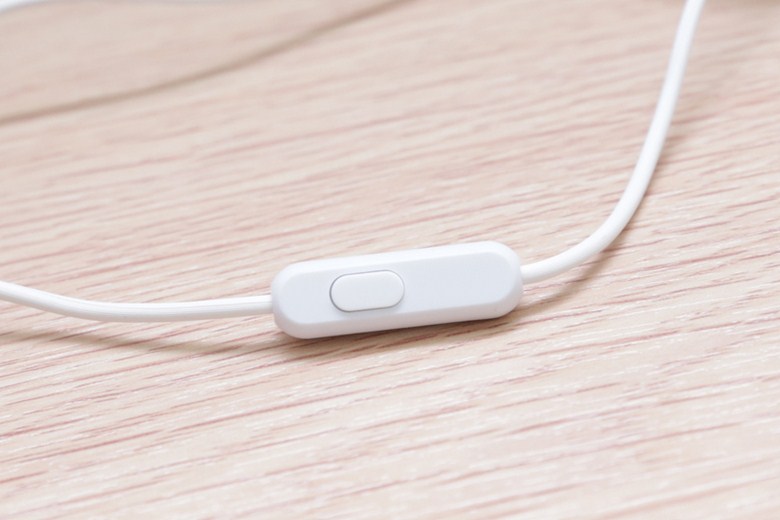 Mic và điều khiển trên dây để thực hiện các cuộc gọi rảnh tay. Mic và điều khiển trên dây để thực hiện các cuộc gọi rảnh tay.
