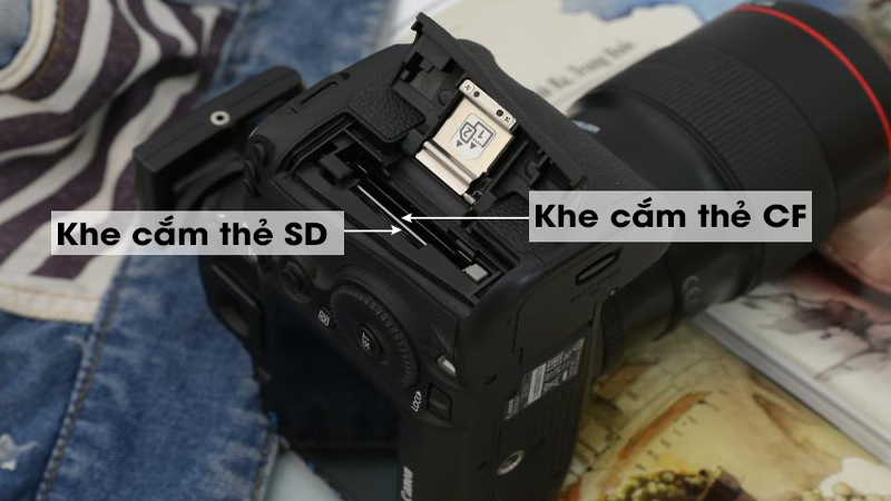 Khe cắm Thẻ nhớ SD 128 GB Sandisk Extreme Pro trên máy ảnh