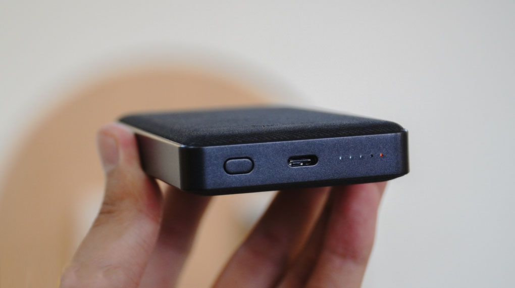 Pin sạc dự phòng không dây Xmobile PowerLite P181P - Thiết kế đèn LED báo hiệu rõ ràng