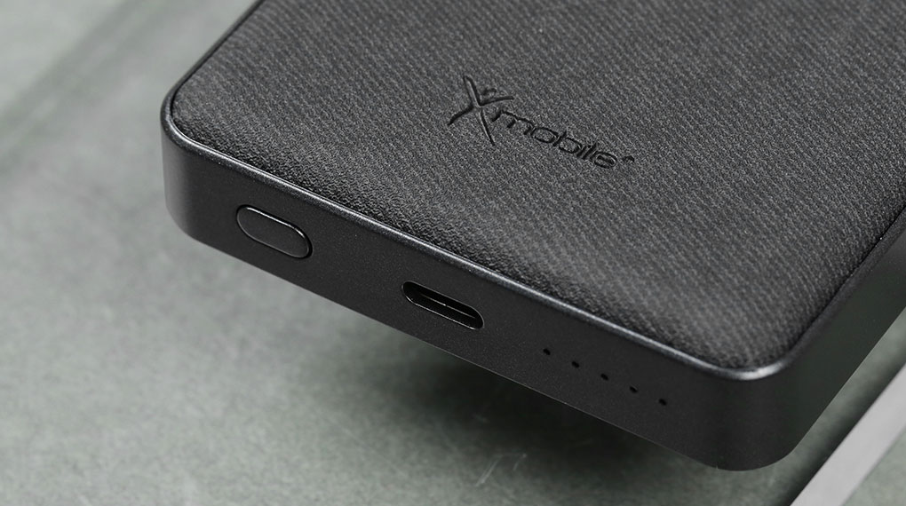 Pin sạc dự phòng không dây Xmobile PowerLite P181P - Cách bổ trí cổng sạc và đèn tín hiệu hợp lý