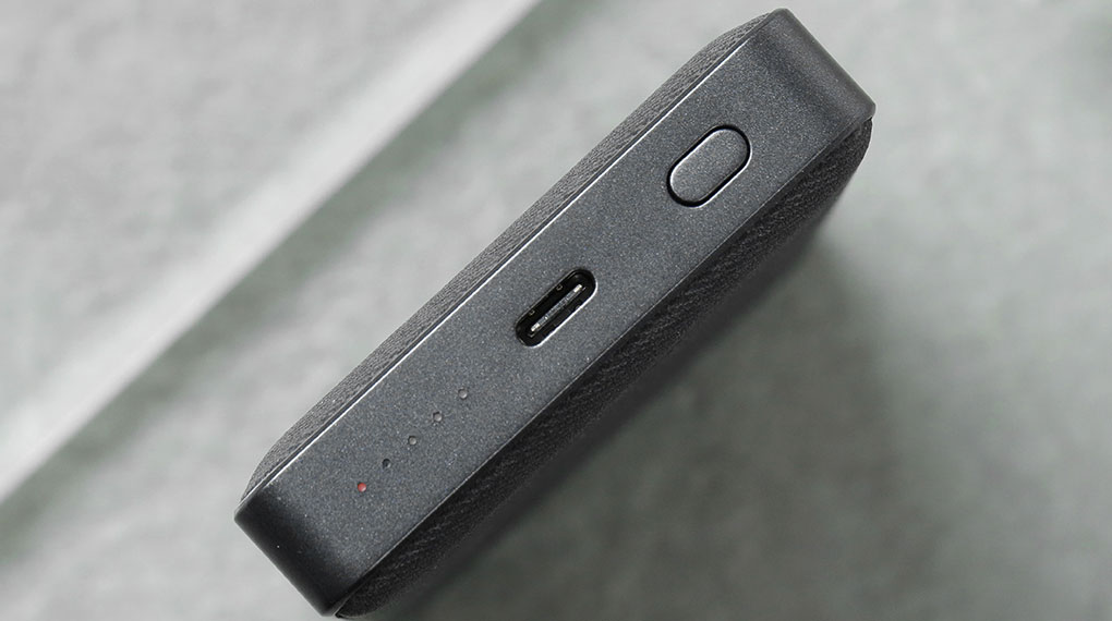 Pin sạc dự phòng không dây Xmobile PowerLite P181P - Thiết kế đèn LED báo hiệu rõ ràng