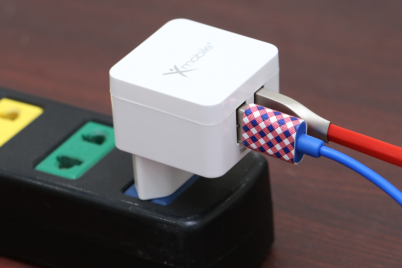 Sac 2v Router Adapter Sạc 2 cổng 2.4A góc Xmobile DS133S-TB Trắng