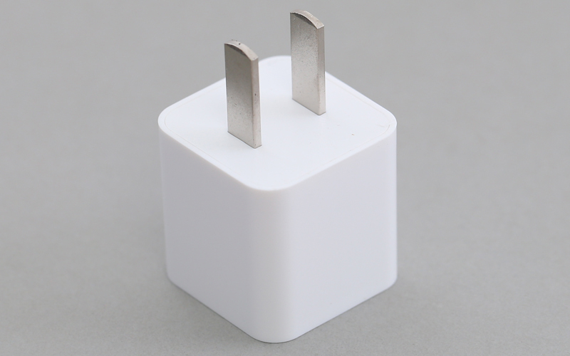 Thiết kế vuông vắn, nhỏ gọn Thiết kế vuông vắn, nhỏ gọn - Adapter sạc 1A Xmobile C058