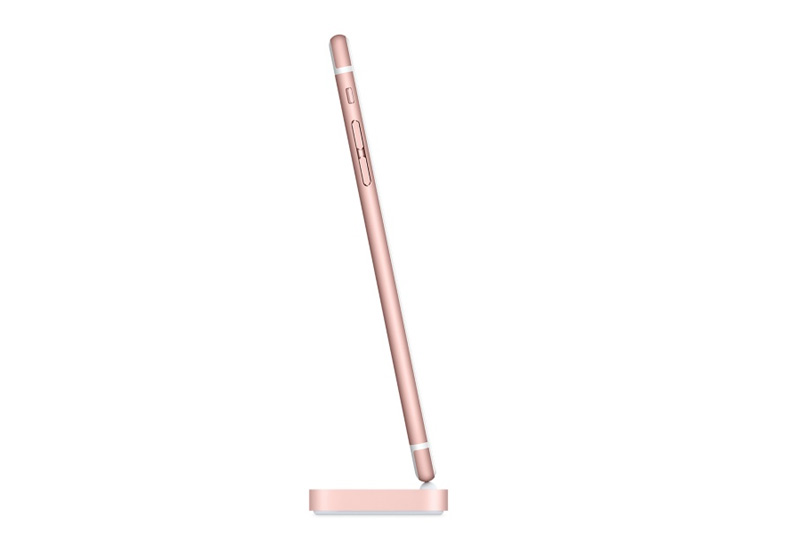 Lightning Apple ML8H2AM/A Hồng cho phép sạc điện thoại trong tư thế đứng