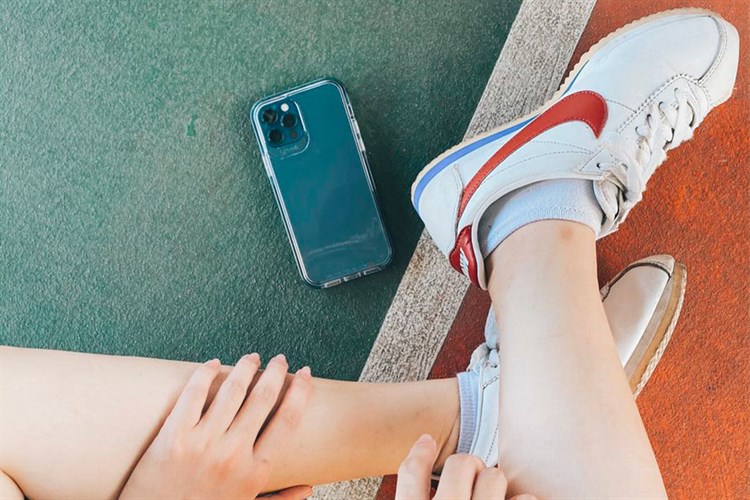 Ốp lưng iPhone 12 Pro Max Silicone GEAR4 D3O Crystal Palace 4m Chính hãng Màu Trắng