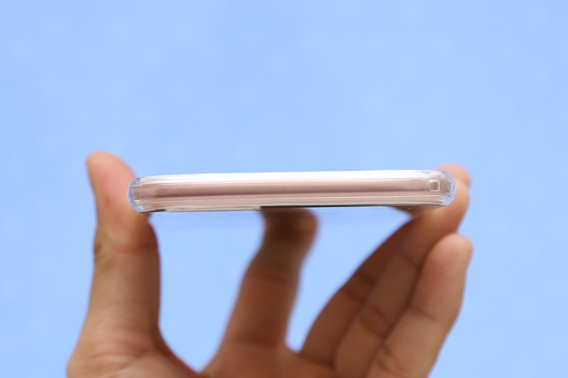 Thiết kế ôm sát mặt lưng máy, vừa khít với các góc của điện thoại giúp máy không dễ bị rơi rớt trong khi đi cùng bạn đến mọi nơi, giữ vững iPhone 6/6S Plus trong lòng ốp nhưng vẫn có thể tháo lắp vệ sinh dễ dàng Thiết kế ôm sát mặt lưng máy, vừa khít với các góc của điện thoại giúp máy không dễ bị rơi rớt trong khi đi cùng bạn đến mọi nơi, giữ vững iPhone 6/6S Plus trong lòng ốp nhưng vẫn có thể tháo lắp vệ sinh dễ dàng