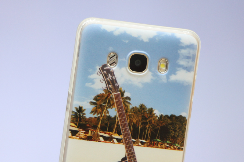 Ốp lưng mang lại cho bạn một phụ kiện đẹp mắt, tăng thêm nét đẹp cho chiếc Galaxy J5 khi quanh camera, loa… và các phím bấm vật lý được thiết kế ôm vừa vặn