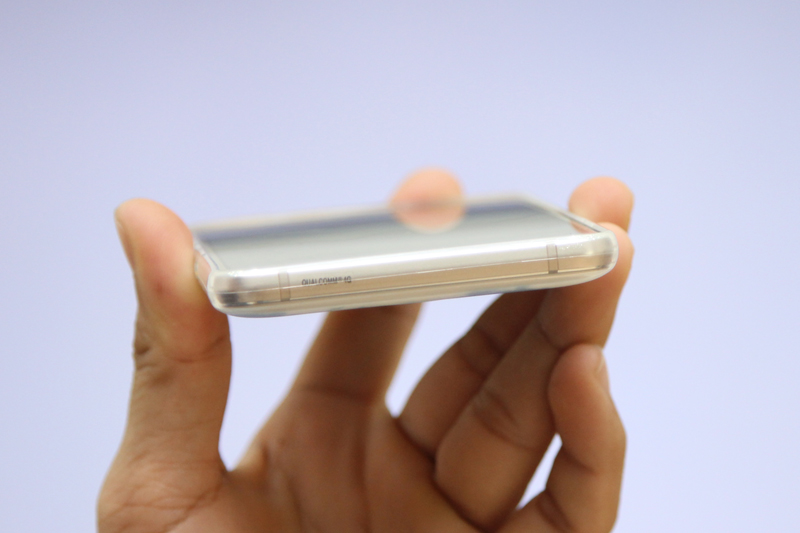 Các góc Galaxy J5 được ốp ôm sát, các cạnh được bao bọc vừa khít sẽ giữ vững điện thoại trong lòng ốp, đảm bảo máy sẽ không dễ dàng bị rơi ra dù hoạt động mạnh tay hay vô tình làm rơi