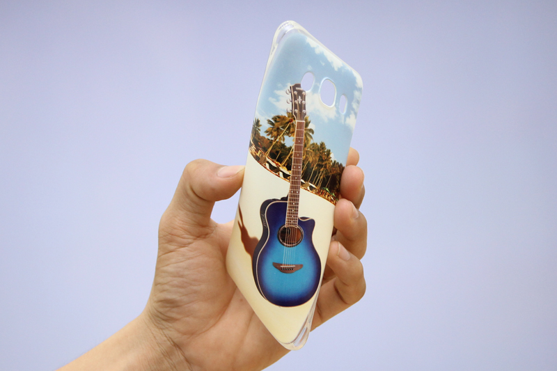 Ốp lưng làm từ chất liệu nhựa dẻo có độ bền cao, giúp điện thoại tránh được những vết trầy xước khi đặt trên bề mặt không bằng phẳng, hạn chế bám bụi và bám dấu vân tay hiệu quả