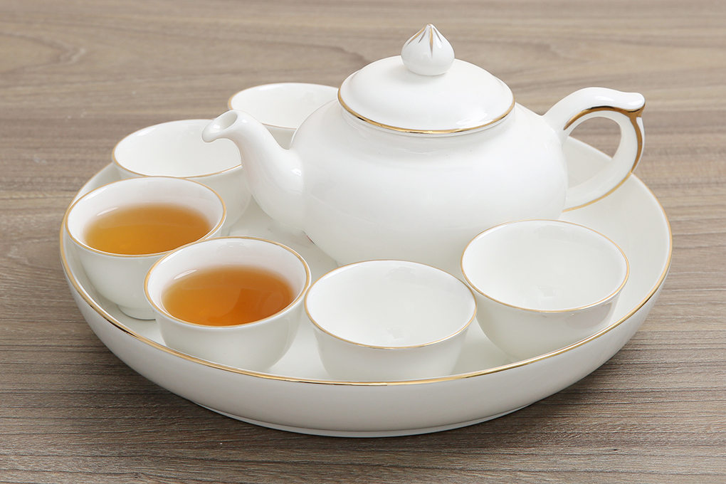Thiết kế sang trọng, trang nhã với màu trắng tươi sáng - Bộ ấm trà sứ Minh Châu 8 món miệng kẻ vàng MC-BAT05