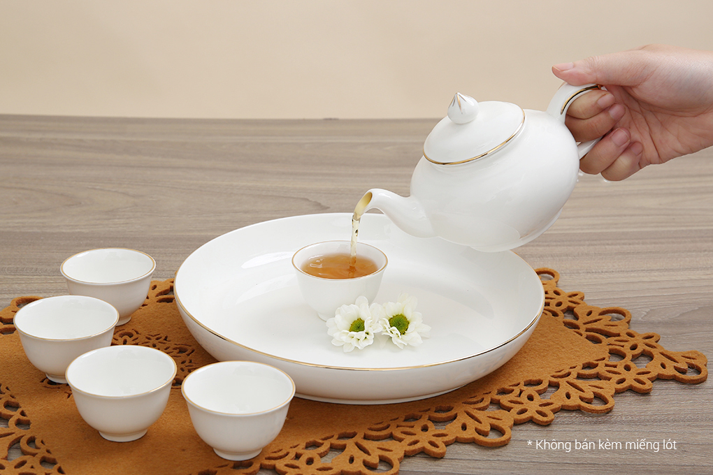 Tay cầm bình trà thiết kế vừa vặn với tay người lớn - Bộ ấm trà sứ Minh Châu 8 món miệng kẻ vàng MC-BAT05