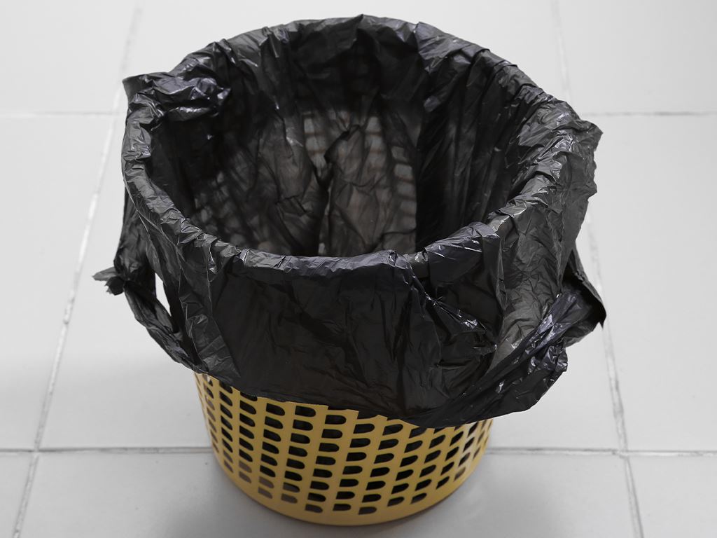 Lốc 4 cuộn túi rác đen quai xách tự huỷ sinh học Bách Hóa XANH 54x70cm 7