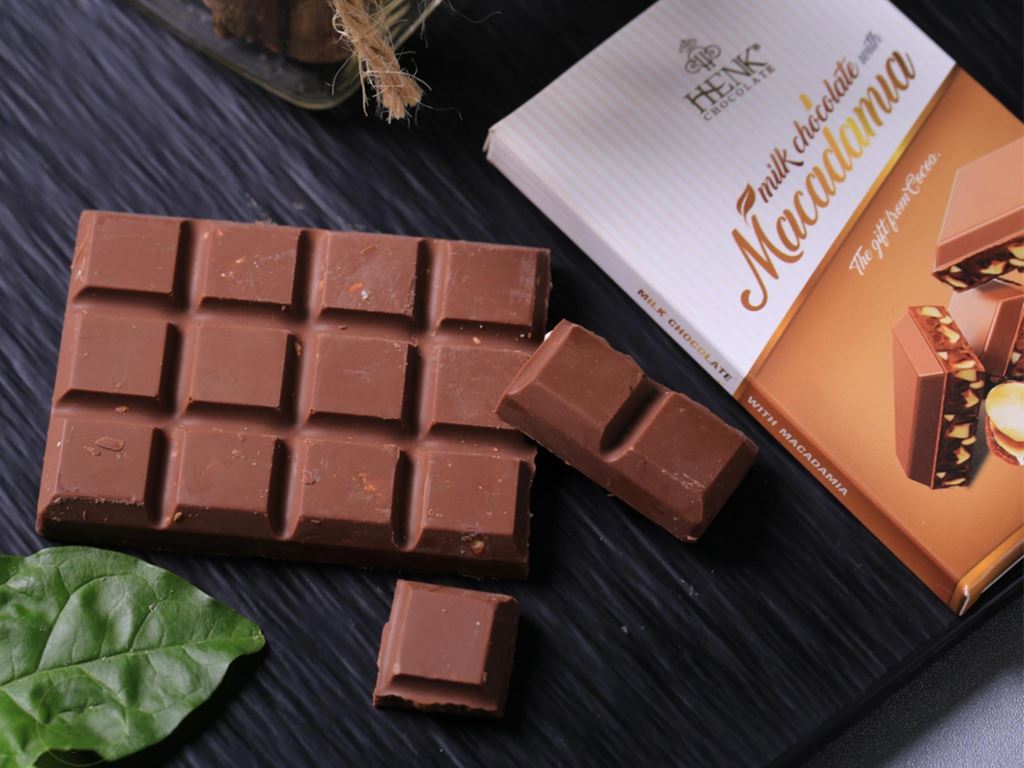 https://cdn.tgdd.vn/Products/Images/6597/220772/bhx/socola-sua-nhan-hat-macca-henk-hop-50g-202004271201273183.jpg
