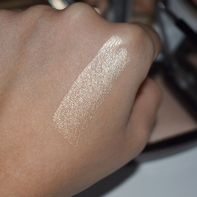 14. Highlighter dạng thỏi Hourglass Vanish Flash Highlighting Stick màu Champagne Flash (Khoảng 958.000 VNĐ)