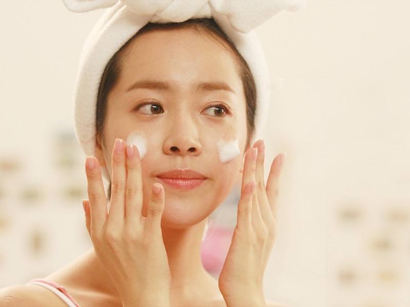 Top 5 facial cleansers for acne skin that you should not ignore