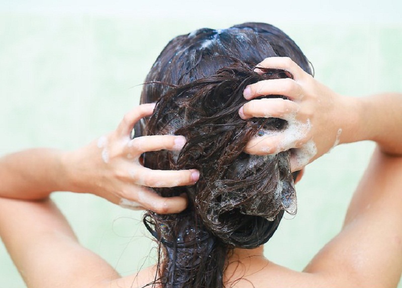 Nhuộm tóc tại nhà rất tiện lợi và tiết kiệm, đặc biệt là trong mùa dịch. Chúng ta có thể nhuộm tóc tự nhiên và tạo kiểu tóc mới mà không cần tới tiệm tóc. Hãy tham khảo hình ảnh nhuộm tóc tại nhà đẹp và dễ thực hiện này.