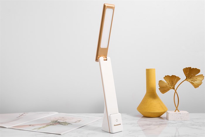 Đèn bàn sạc LED Panasonic HHGLT0339W88L Trắng Màu Trắng - Vàng