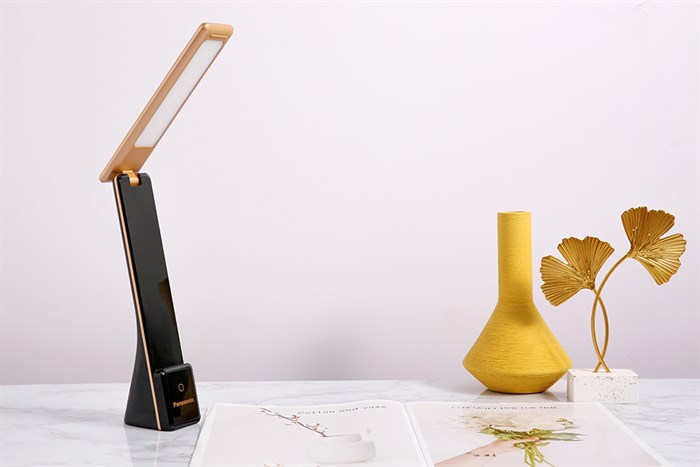 Đèn bàn sạc LED Panasonic HHGLT0339B88L Đen Màu Đen