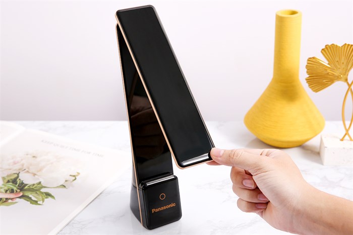 Đèn bàn sạc LED Panasonic HHGLT0339B88L Đen Màu Đen