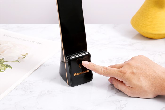 Đèn bàn sạc LED Panasonic HHGLT0339B88L Đen Màu Đen