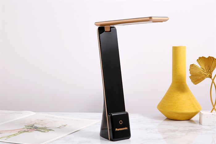 Đèn bàn sạc LED Panasonic HHGLT0339B88L Đen Màu Đen