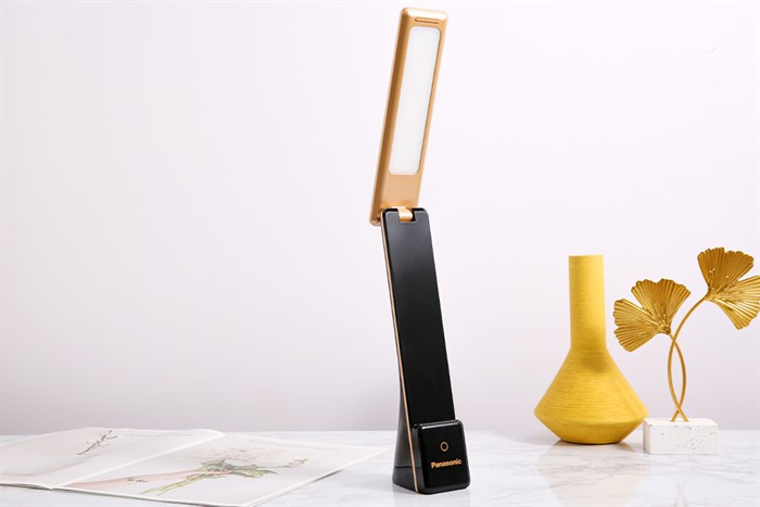 Đèn bàn sạc LED Panasonic HHGLT0339B88L Đen Màu Đen