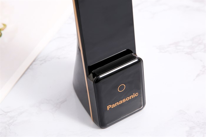 Đèn bàn sạc LED Panasonic HHGLT0339B88L Đen Màu Đen