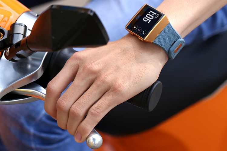 Đồng hồ thông minh Fitbit Ionic