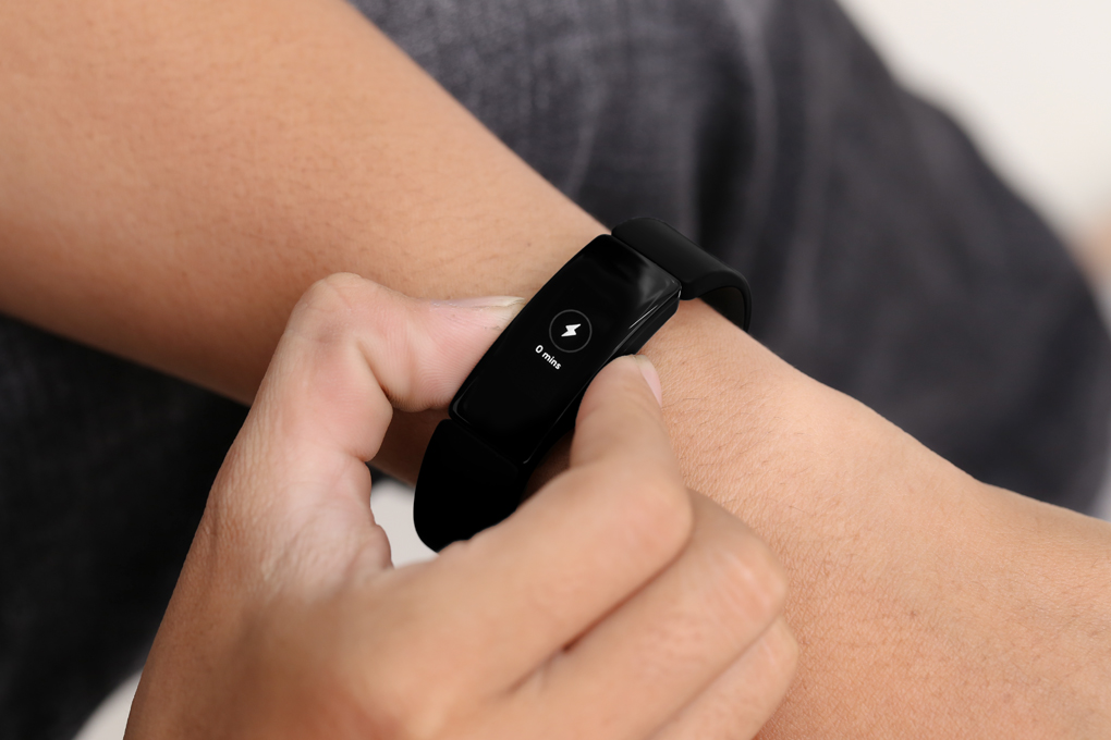 Vòng đeo thông minh Fitbit Inspire HR Màu Đen