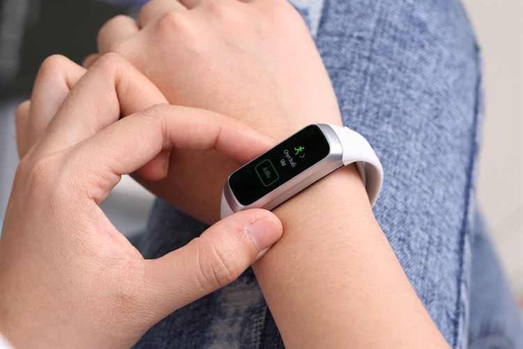 Vòng tay thông minh Samsung Galaxy Fit R370 Màu Bạc
