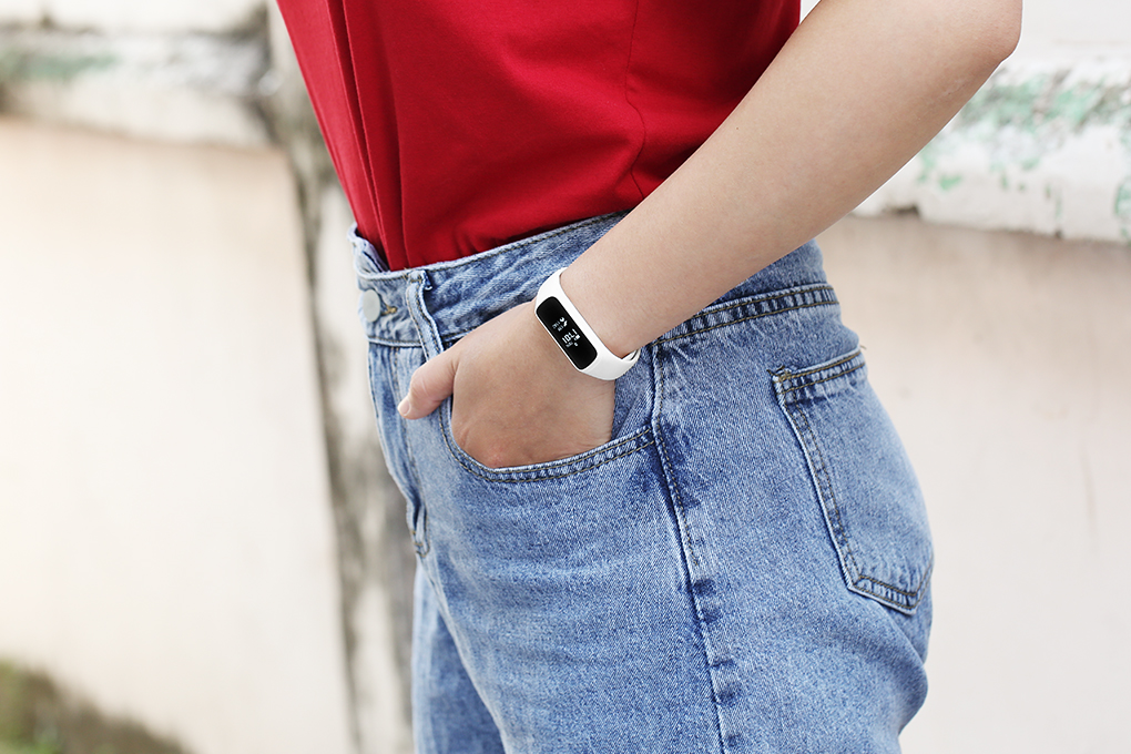 Vòng đeo tay thông minh Samsung Galaxy Fit e R375 Màu Trắng
